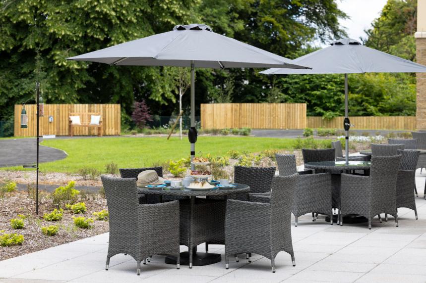 outdoor-dining-area-in-the-garden